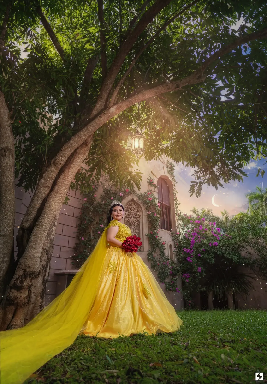 Quinceañera con vestido amarillo bajo un árbol