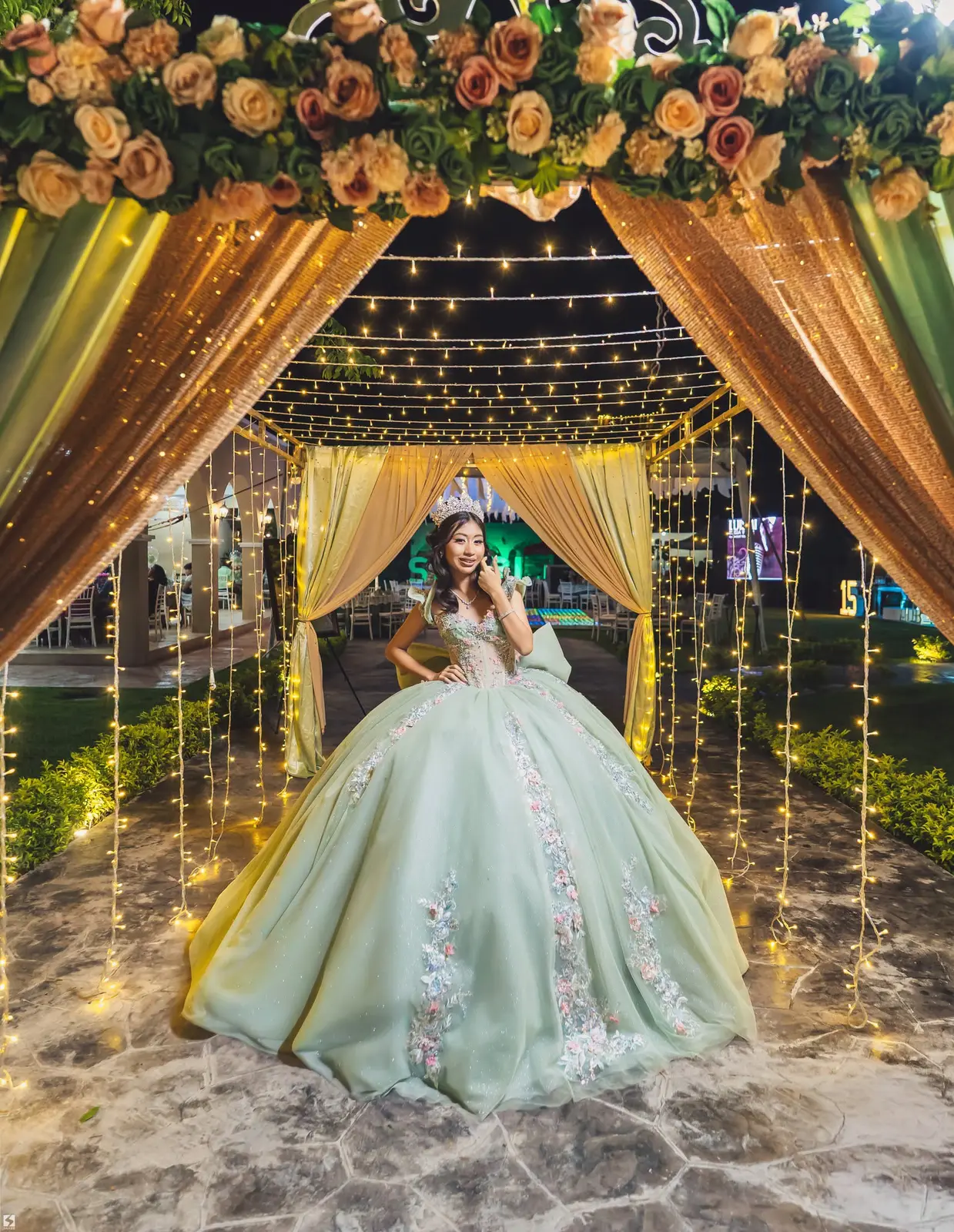 Quinceañera en un pasillo de luces y cortinas