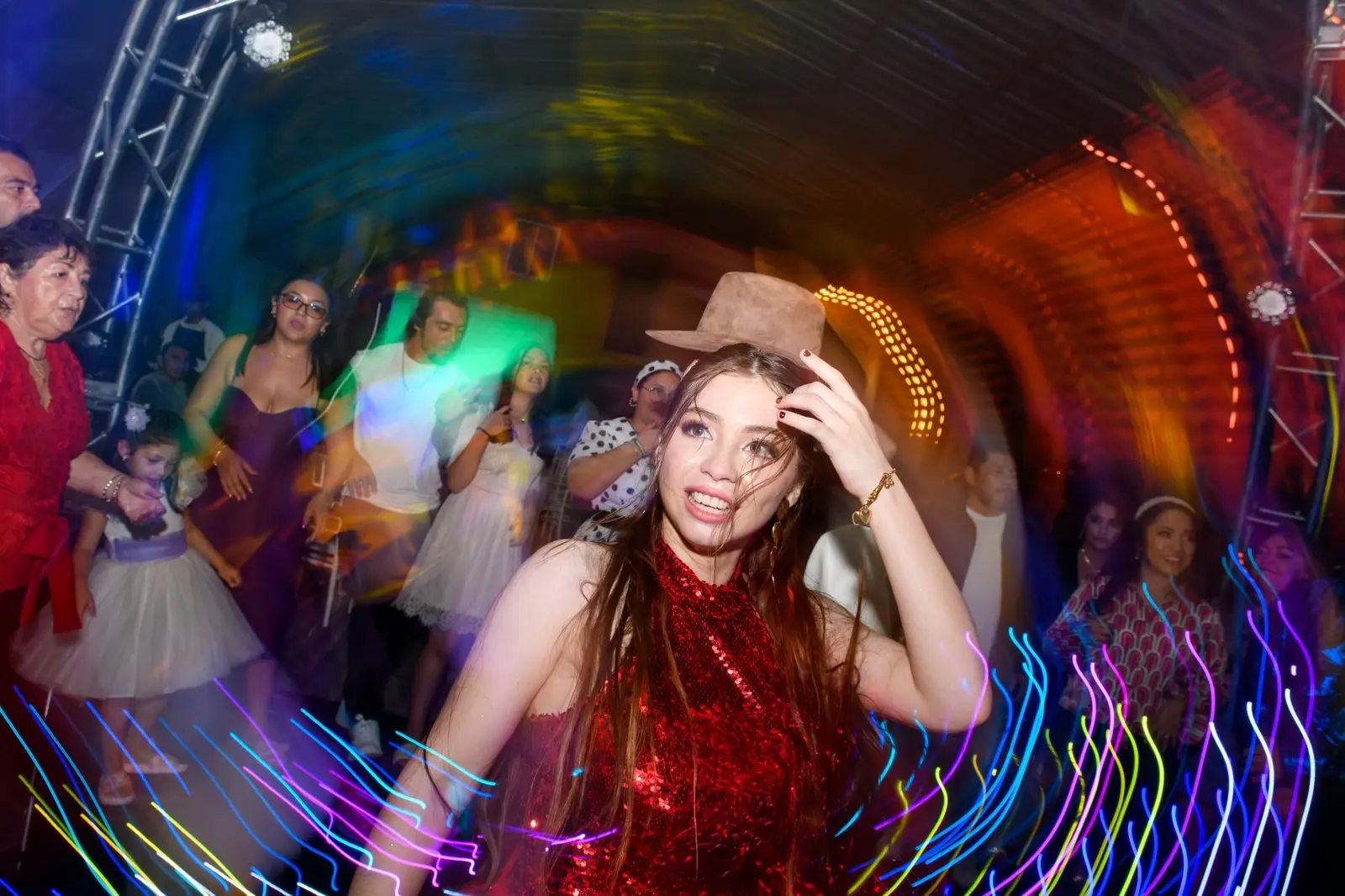 Quinceañera bailando entre luces de colores