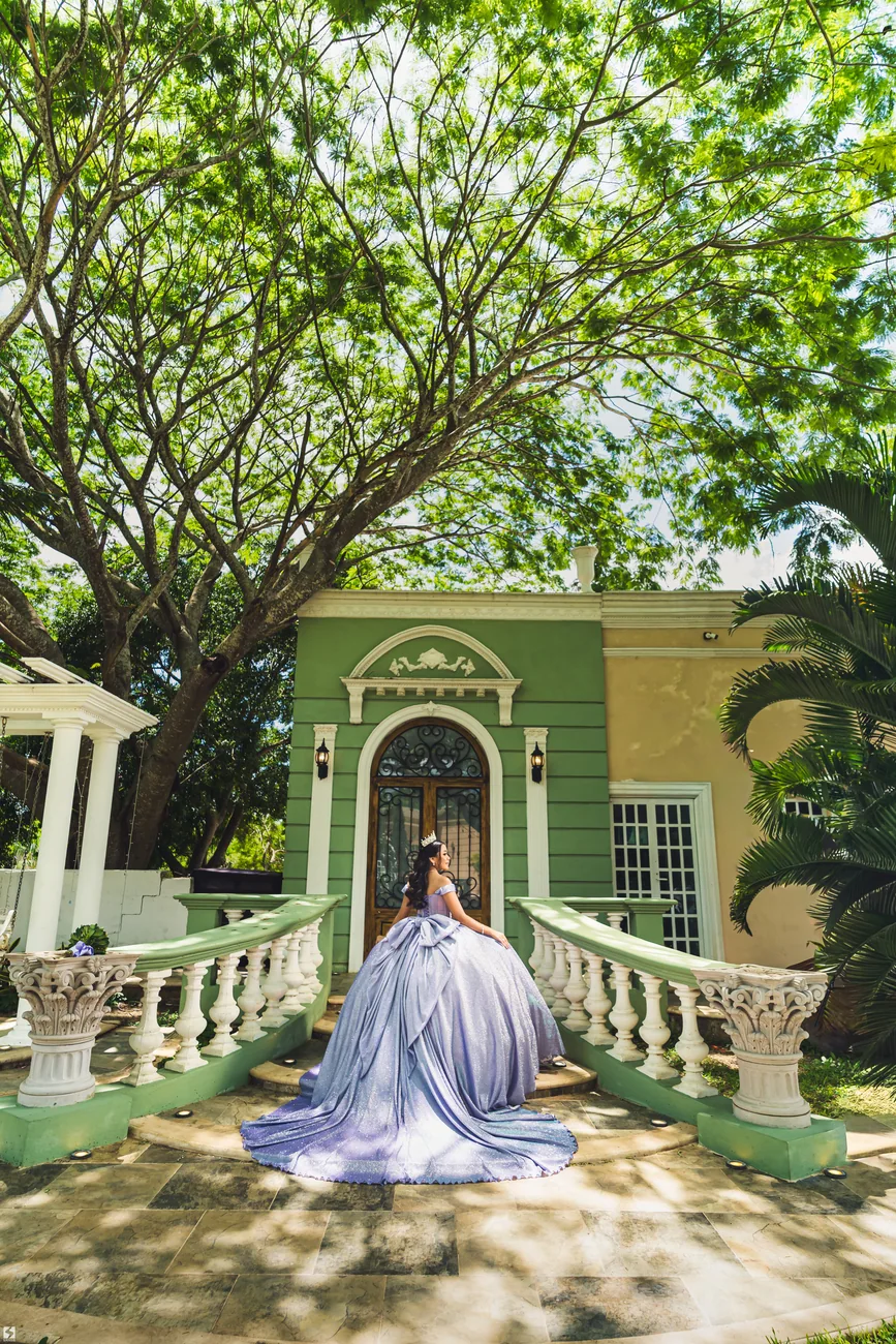 Sesión Pre XV con vestido lila en jardín y arquitectura tradicional