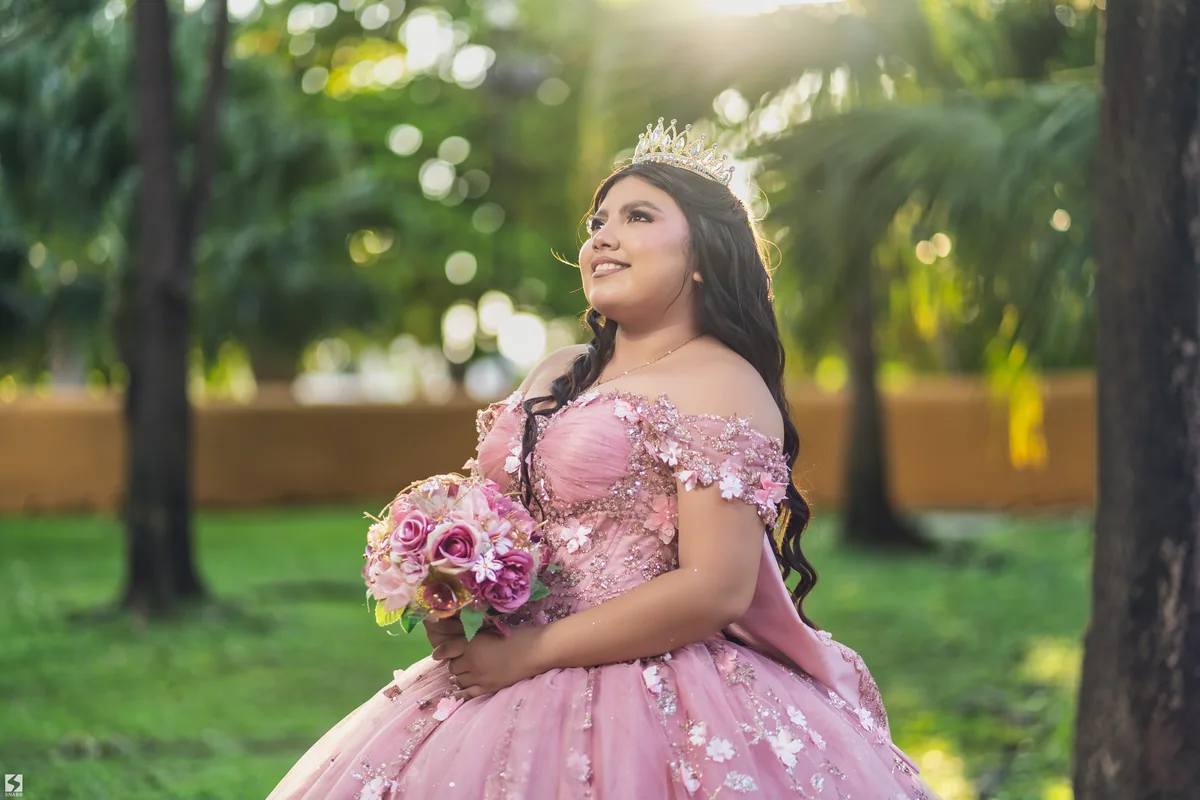 Quinceañera sonriendo durante su sesión fotográfica