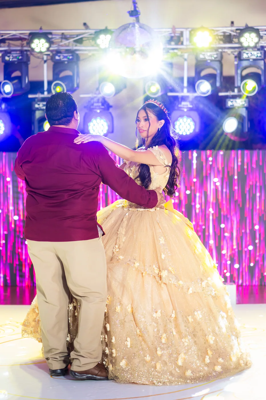 Quinceañera compartiendo un baile especial con un ser querido