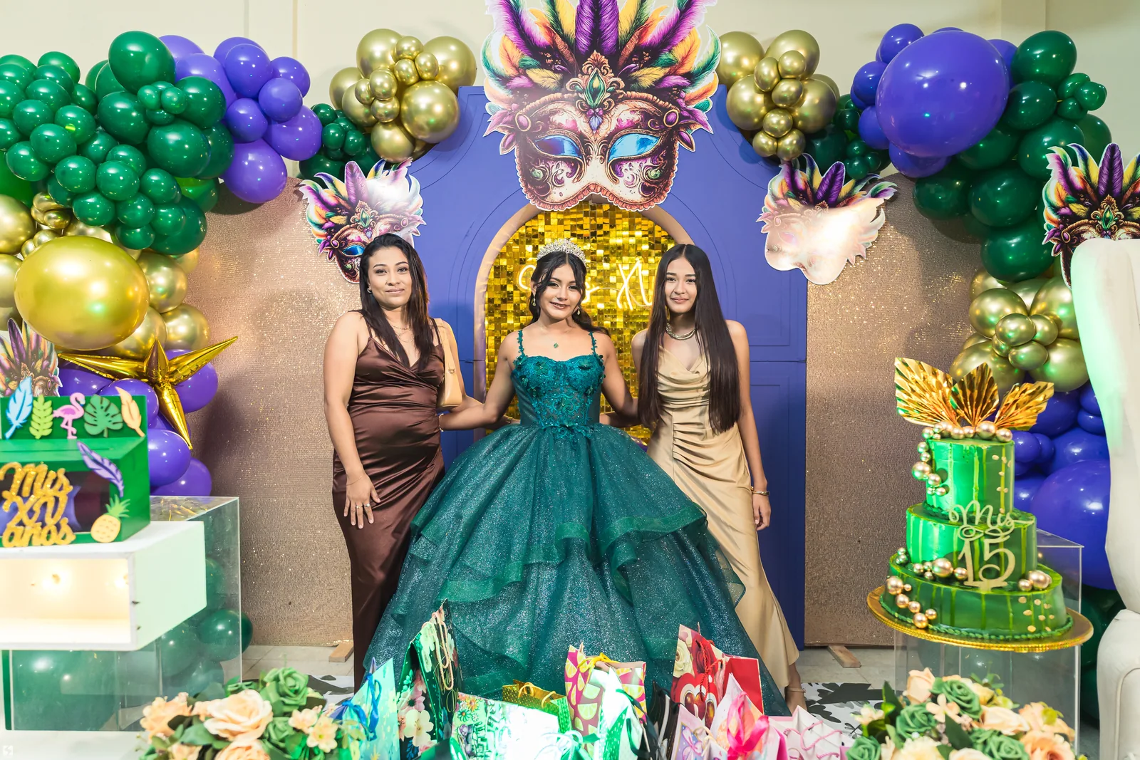 Familia celebrando con la quinceañera